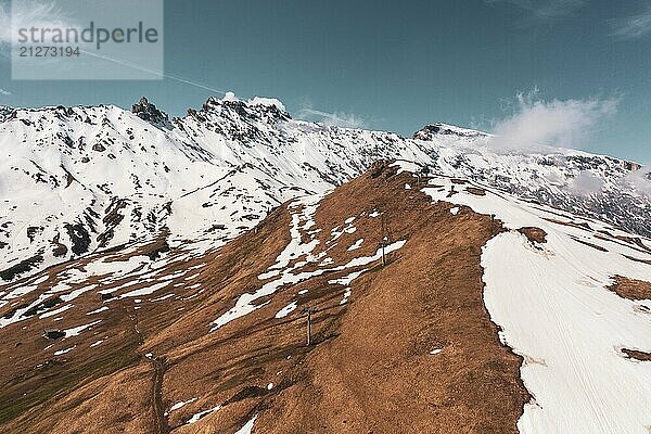 Panoramablick von der Seiser Alm zu den Dolomiten in Italien  Drohnenaufnahme