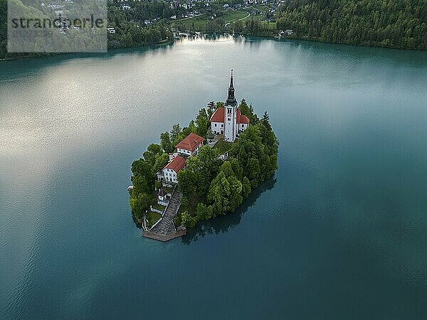 Luftaufnahme des Bleder Sees mit der Wallfahrtskirche Maria Himmelfahrt auf einer kleinen Insel nach Sonnenuntergang  Slowenien  Europa