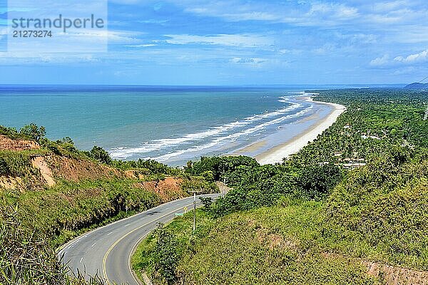 Schöne Straße entlang der Küste des Staates Bahia neben den Stränden von Pe de Serra und Sargi in Serra Grande