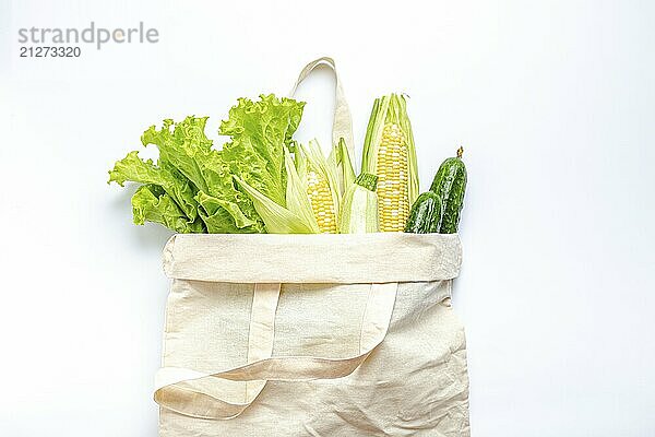 Vegetarisches Lebensmittelgeschäft Einkaufen. Verschiedene frische grüne Gemüse in einem Textil Shopper Tasche auf weißem Hintergrund  gesunde vegane Lebensmittel aus dem Supermarkt oder Lieferung Konzept  Lebensmittel Fotografie