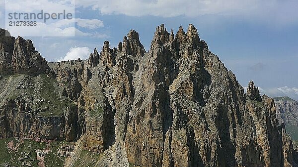 Luftaufnahme des Naujiza oder Schwiegermutterzahnbergs mit fantastischen Klippen in Kabardino Balkarien  Kaukasus  Russland  Europa