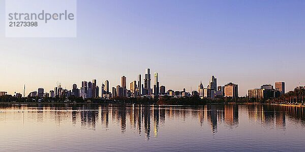 Der kultige Albert Park mit Blick auf den See und die Skyline bei Sonnenuntergang in Melbourne  Victoria  Australien  Ozeanien