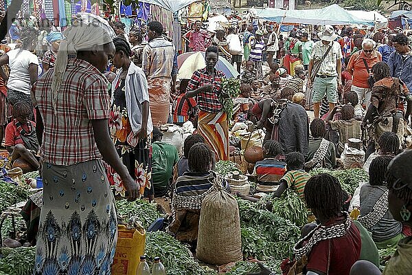 Afrika  Äthiopien  Konso Markt  Marktplatz  Menschen  Kaufen  Verkaufen  Handelsplatz  Omo Valley  Äthiopien  Afrika