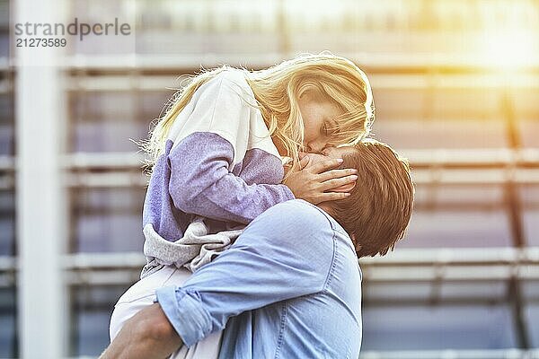 Glücklich  Zeit miteinander zu verbringen. Junge schöne Paar im Freien Mode Porträt