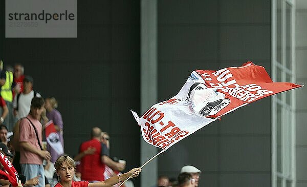 Ein junger Fan hält die Flagge/Fahne des SC Freiburg im Wind beim Spiel der Fussball-RL SW 24-25: 1. Sptg: SC Freiburg II vs Kickers Offenbach