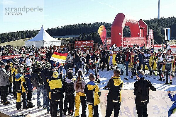 Große Bühne zum Abschied: Die Teamkollegen aus mehreren Nationen und der Nachwuchs der SZ Breitnau bieten Fabian Rießle (SZ Breitnau /Deutschland) einen emotionalen Abschied beim FIS Weltcup Nordische Kombination Schonach 2024