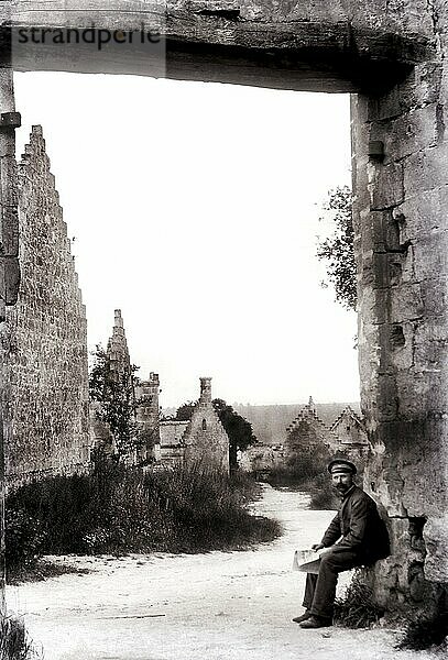 Deutscher Soldat vor einem zerstörten Dorf. Erster Weltkrieg  Frankreich. German soldier in front of a destroyed village. World War I  Frankreich  Europa