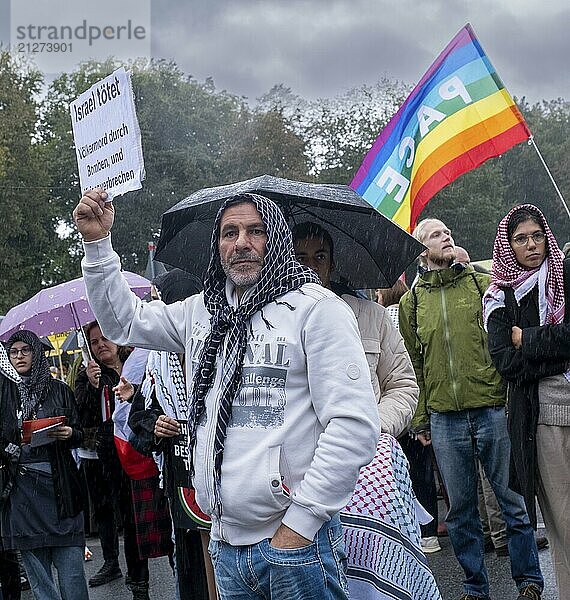 Deutschland  Berlin  03.10.2024  Nein zu Kriegen  FriedensDemo  Nein zu Krieg und Hochrüstung!  Ja zu Frieden und internationaler Solidarität  palästinensische Demonstranten  Israel tötet  Großer Stern  Siegessäule  Europa