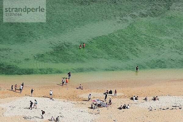 Insel Re  Frankreich  7. August 2018: Blick von oben auf einen überfüllten Strand auf der Insel Re. Schöner sonniger Sommertag an der Küste  Europa