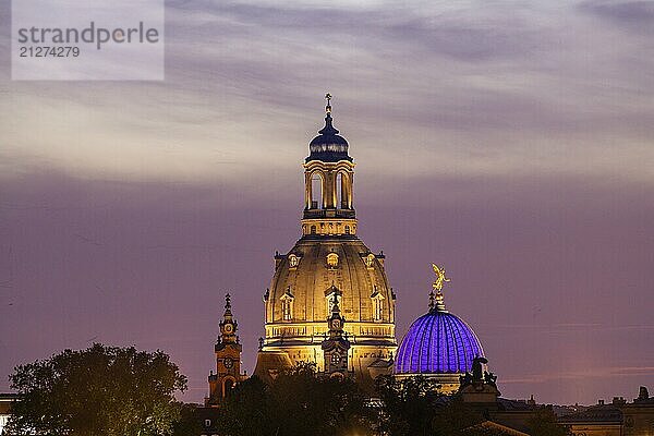 Die historische Altstadt von Dresden mit der Frauenkirche und der Kuppel mit der Fama.  Dresden Silhouette am Abend  Dresden  Sachsen  Deutschland  Europa