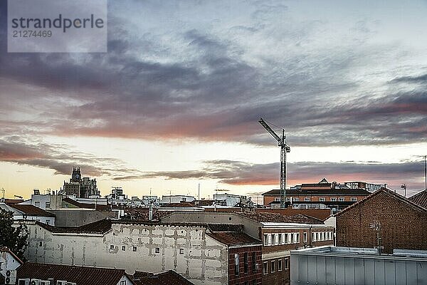 Schöne Skyline von alten Gebäuden im historischen Zentrum der Stadt bei Sonnenuntergang. Madrid