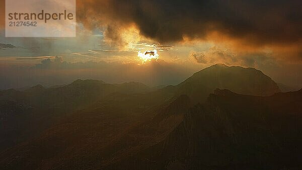 Luftaufnahme eines spektakulären Sonnenuntergangs über einem Bergtal. Schöne Aussicht im Durmitor Nationalpark  Montenegro  Europa