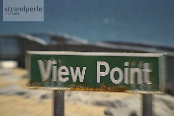 Verrostetes und verwittertes View Point Schild mit Bewegung lbur. Weiße Buchstaben auf grünem Hintergrund. Selektiver Fokus