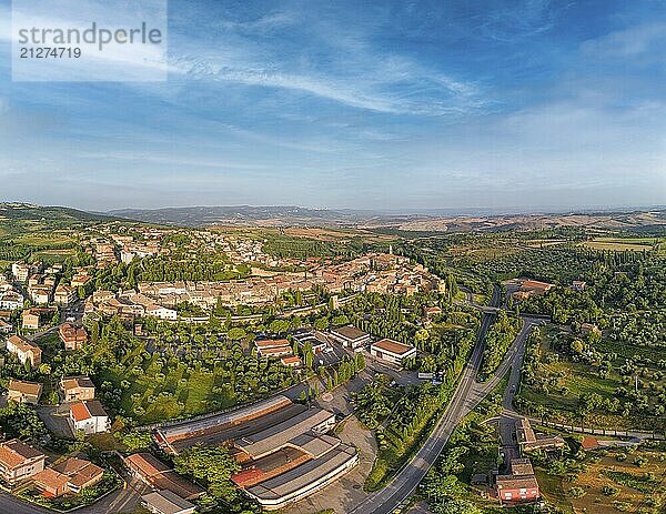 Luftaufnahme Orcia Tal in der Toskana mit dem schönen Dorf San Quirico