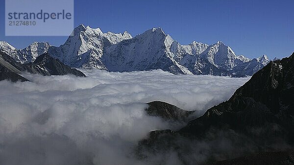 Hohe Berge des Himalaya  die aus einem Nebelmeer herausragen  Sagarmatha Nationalpark  Nepal  Asien