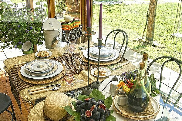 Esstisch für zwei Personen mit Blick auf den Garten im Sommer