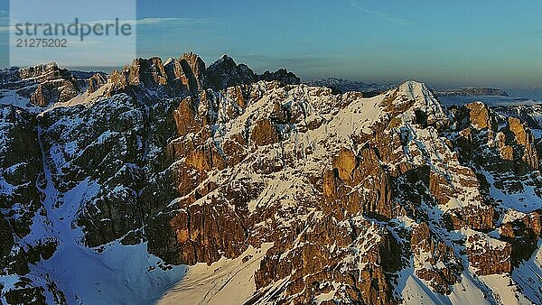 Luftaufnahme von erstaunlichen felsigen Bergen im Schnee bei Sonnenaufgang  Dolomiten  Italien  Europa