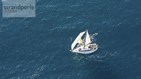 Ein kleines Segelboot gleitet in der Nähe von Malaga  Spanien  unter einem heiteren Sommerhimmel über das klare Mittelmeer  Europa