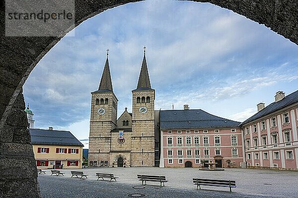 Blick auf die Klosterkirche Berchtesgaden und das Königsschloss Berchtesgaden in Bayern  Deutschland  Europa