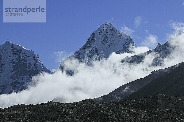 Der Berg Cholatse  umgeben von Herbstnebel. Blick von Gorakshep  Nepal  Asien