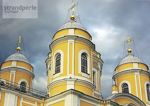 Die Fürst Wladimir Kathedrale  die am östlichen Rand der Petrograder Seite in einem Gebiet steht  in dem die früheste Besiedlung St. Petersburgs stattfand  ist eine der ältesten Kirchen der Stadt und dank der Tatsache  dass sie während der Sowjetzeit nur ein Jahr lang geschlossen war  auch eine der am besten erhaltenen. Die Fürst Wladimir Kathedrale ist eine attraktive  strahlend weiße Kirche mit fünf Kuppeln  deren Gestaltung eine Brücke zwischen Spätbarock und Neoklassizismus schlägt. Der Bau der Kathedrale dauerte über vierzig Jahre und wurde schließlich 1789 eingeweiht