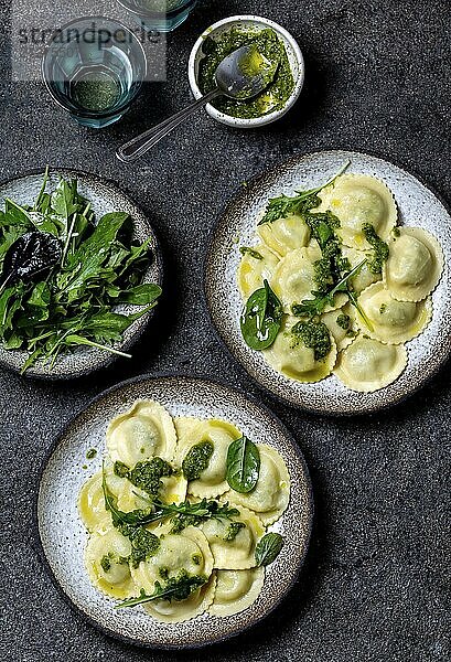 Lebensmittel  italienische Spinat Ricotta Ravioli  Draufsicht  schwarzer Hintergrund  Kopierraum  vegetarische Lebensmittel  vegane Ravioli