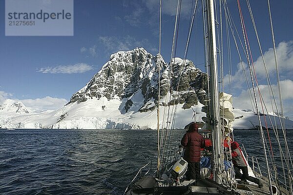 Segeln in der Antarktis: Schöne Landschaft in der Antarktis. Einige schneebedeckte Berge