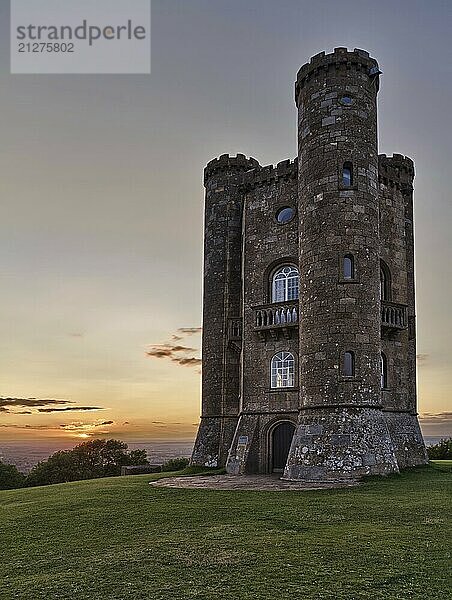 Broadway Tower mit Blick auf das Tal bei Sonnenuntergang Cotswolds  UK