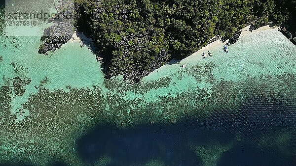 Luftaufnahme der tropischen Insel der Philippinen. Weißer Sandstrand  Felsen Klippen Berge mit blauer Bucht und schöne Korallenriff