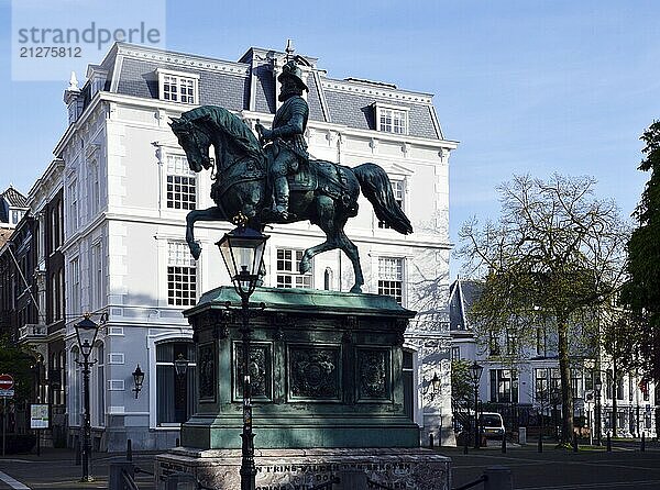 Statue in Front of the Palace in The Hague  the Capital of the Netherlands. Statue vor dem Palast in Den Haag  Hauptstadt der Niederlande