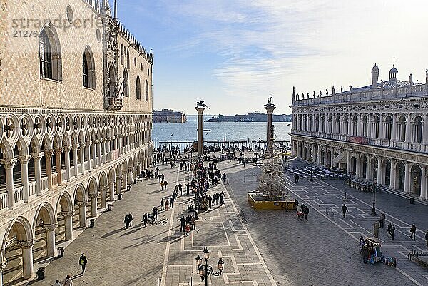 Ansicht des Markusplatzes (Piazza San Marco) und des Dogenpalastes  Venedig  Italien  Europa