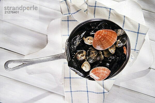 Erforderliche Zutaten für eine Suppe mit Meeresfrüchten auf weißem Hintergrund