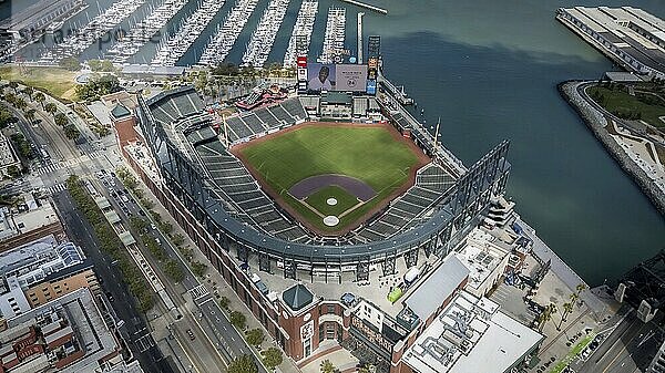 Die San Francisco Giants ehren den kürzlich verstorbenen Willie Mays mit einem Tribut auf dem Centerfield Jumbotron im Oracle Park. Die Luftaufnahme zeigt die Schönheit des Stadions vor der Kulisse der San Francisco Bay