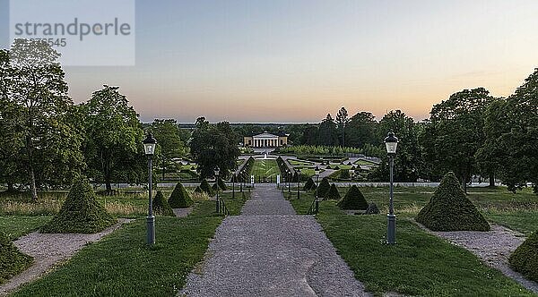 Uppsala  Uppland  Schweden  27.07.2019 Blick über den botanischen Garten bei Nacht  Europa