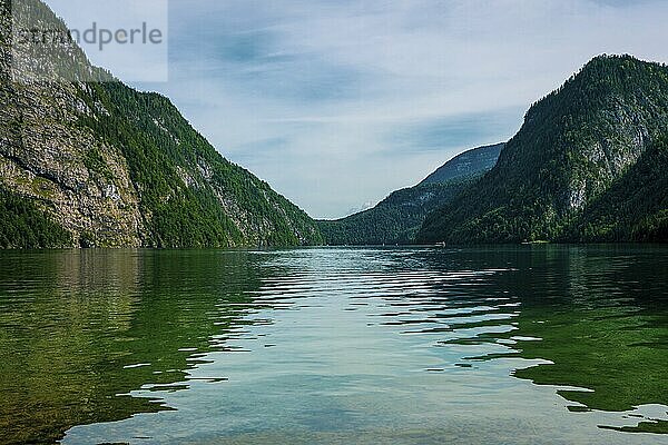 Blick auf den Königssee in Bayern  Deutschland  Europa