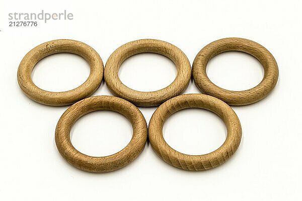 Olympischer Ring im Holzkreis auf weißem Hintergrund