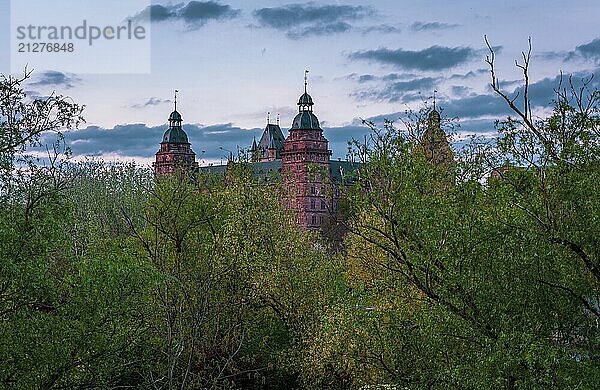 Panoramablick auf Schloss Johannisburg in Aschaffenburg  Deutschland  Europa