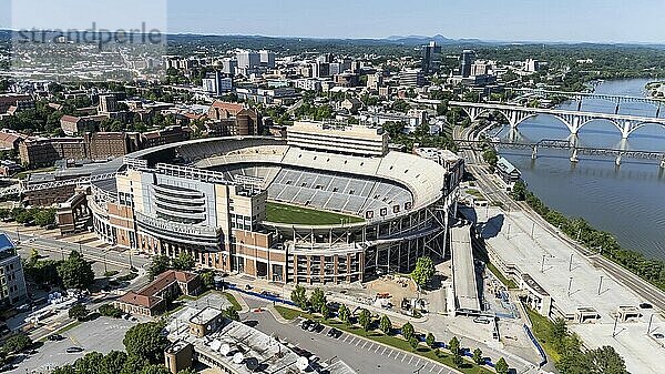 Eine Luftaufnahme des Neyland Stadions zeigt ein massives  ikonisches Bauwerk am Tennessee River mit seiner charakteristischen Schüsselform und Sitzplätzen für mehr als 100 000 Fans  die das reiche Football Erbe des Stadions widerspiegeln