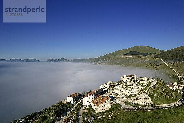 Luftbilddokumentation der durch das Erdbeben zerstörten Stadt Castelluccio di Norcia Italien