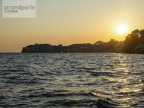 Abendlicht über dem Meer  Abendrot bei Sonnenuntergang  Silhouette von Dubrovnik  bei Dubrovnik  Dalmatien  Kroatien  Europa