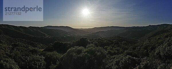 Sonnenuntergang über den Bergen der Feraxi  Sardinien  Ausblick vom CapoFerrato