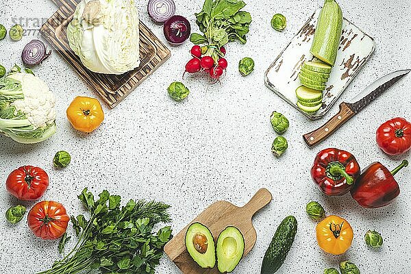 Frische verschiedene Gemüse mit hölzernen Schneidebretter und Messer auf weißen Küchentisch Draufsicht. Kochen vegetarische Mahlzeit aus gesunden Zutaten  Diät Lebensmittel und Ernährung Konzept  Lebensmittel Fotografie