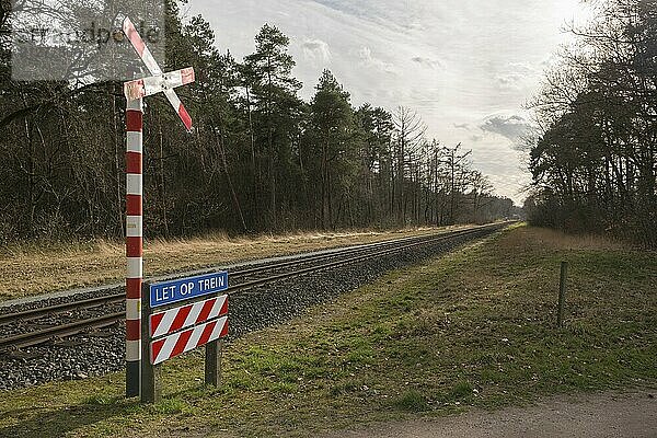 Unbewachter Stadtbahnübergang ohne Schranken und Warnleuchten im Osten der Niederlande