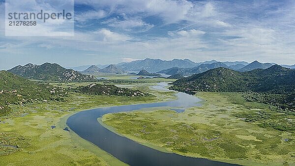 Luftaufnahme von Rijeka Crnojevica  einem schönen Fluss zwischen Bergen  der in den Skadar See fließt  Montenegro  Europa