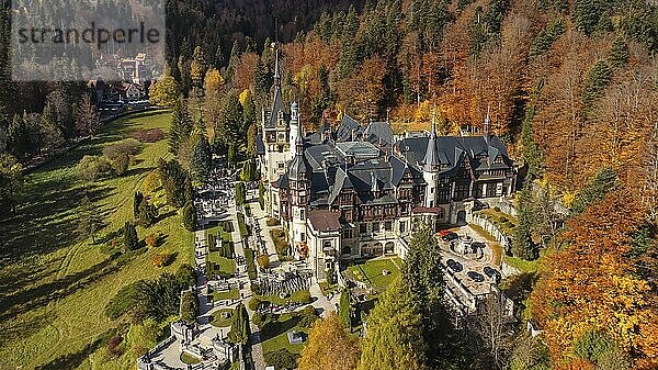 Luftaufnahme von Schloss Peles im Herbstwald  Sinaia  Rumänien. Sommerresidenz der Könige von Rumänien