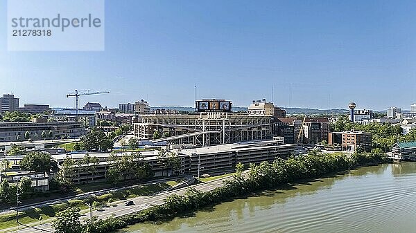 Eine Luftaufnahme des Neyland Stadions zeigt ein massives  ikonisches Bauwerk am Tennessee River mit seiner charakteristischen Schüsselform und Sitzplätzen für mehr als 100 000 Fans  die das reiche Football Erbe des Stadions widerspiegeln