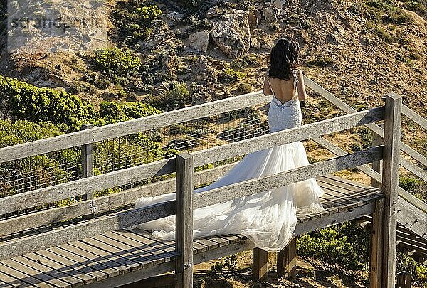 Eine Braut in ihrem wunderschönen Hochzeitskleid auf der Strandpromenade am Cape Schenk auf der Mornington Peninsula  Melbourne  Victoria  Australien  Ozeanien