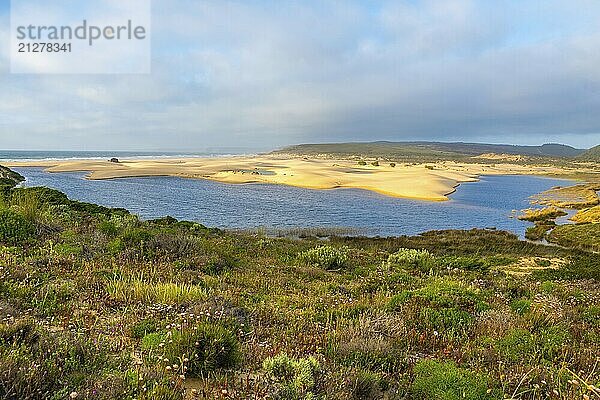 Landschaftsaufnahme am Strand von Bordeira bei Carrapateira an der Costa Vicentina an der Algarve in Portugal. Schönheit in der Natur