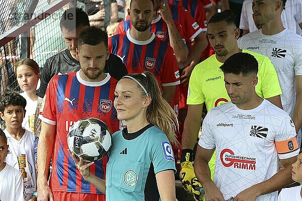 Schiedsrichterin: Fabienne Michel (TSV 1881 Gau-Odernheim) wartet mit den Spielführern Patrick Mainka (1. FC Heidenheim) und Nico Tadic (FC 08 Villingen) auf den Anpfiff beim Spiel um den DFB-Pokal 2022-23  1. Runde: DFB-Pokal 2024-25  1. Hauptrunde: FC 08 Villingen  1. FC Heidenheim 1846