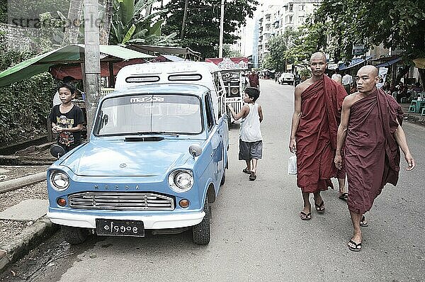 Birmesische Mönche in Yangon  Myanmar  Straße  Asien